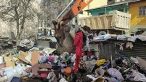 ‘Kötü koku’ şikayeti yapılan evden 6 ton çöp çıktı