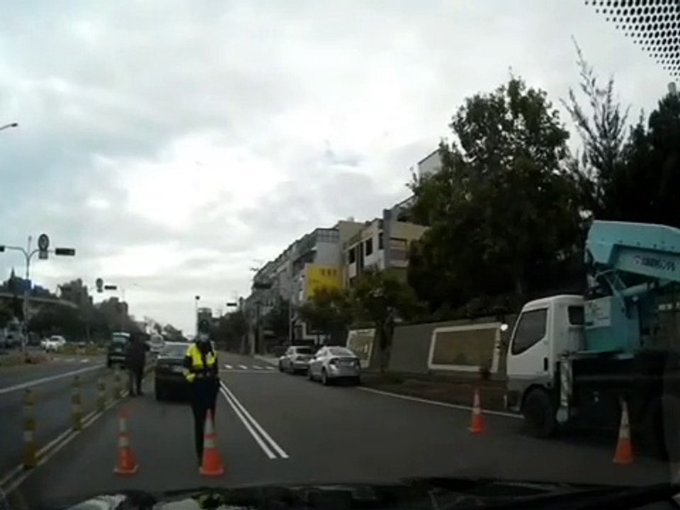巾幗不讓鬚眉！車輛拋錨險象環生 2女警合力推車解危