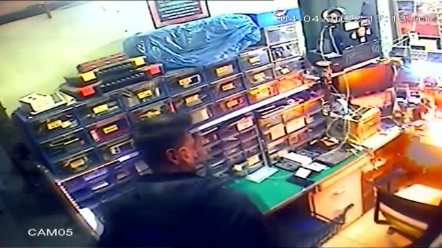 Son Dakika | Cep telefonu bataryasının patlama anı güvenlik kamerasına yansıdı