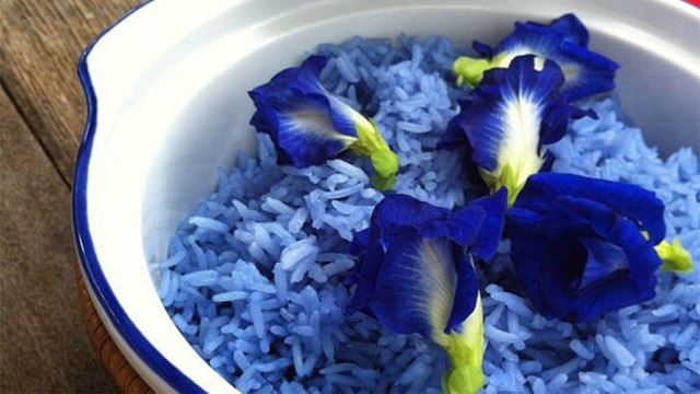 Cách làm cơm chiên hải sản hoa đậu biếc ngon, đẹp mắt