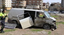 Diyarbakır’da zırhlı araç ile hafif ticari araç çarpıştı: 1’i polis 3 yaralı