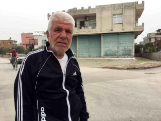 Pencereden bakarken gözüne saçma isabet etti