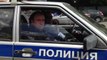 Des policiers obéissent à un automobiliste qui leur demande de s'attacher et de ne téléphoner au volant