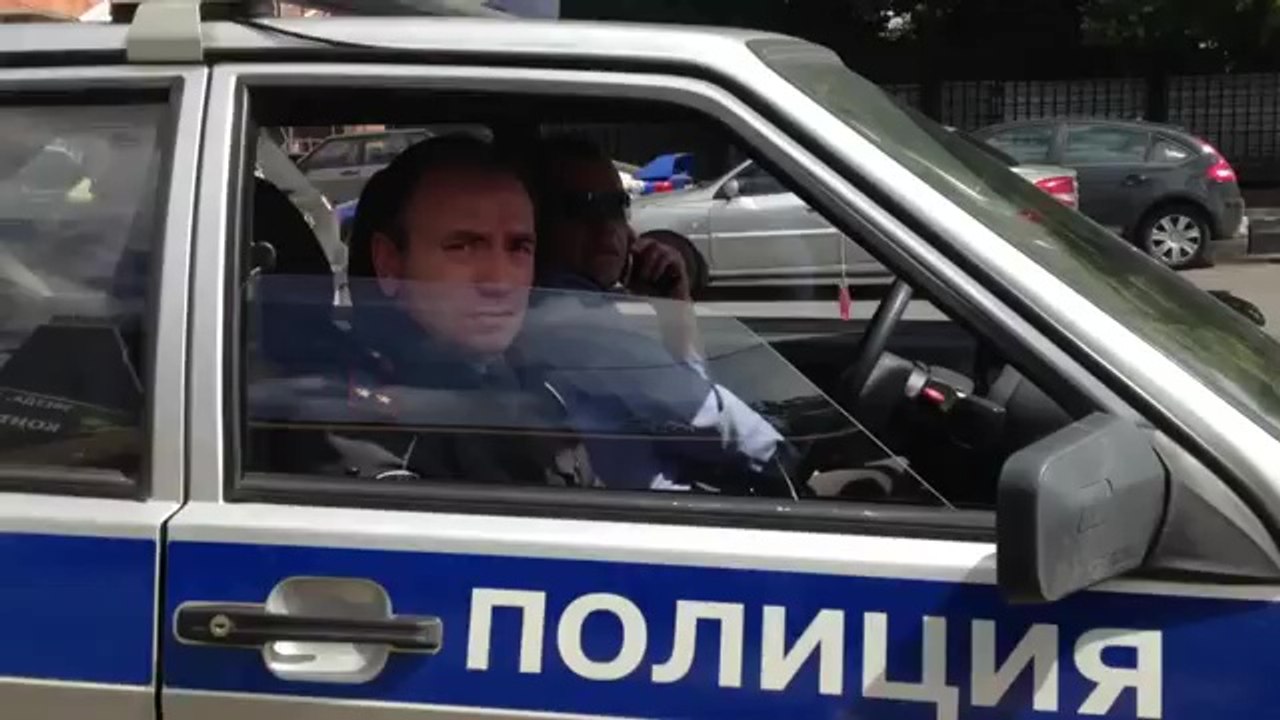 Des policiers obéissent à un automobiliste qui leur demande de s'attacher et de ne téléphoner au volant