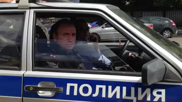 Des policiers obéissent à un automobiliste qui leur demande de s'attacher et de ne téléphoner au volant