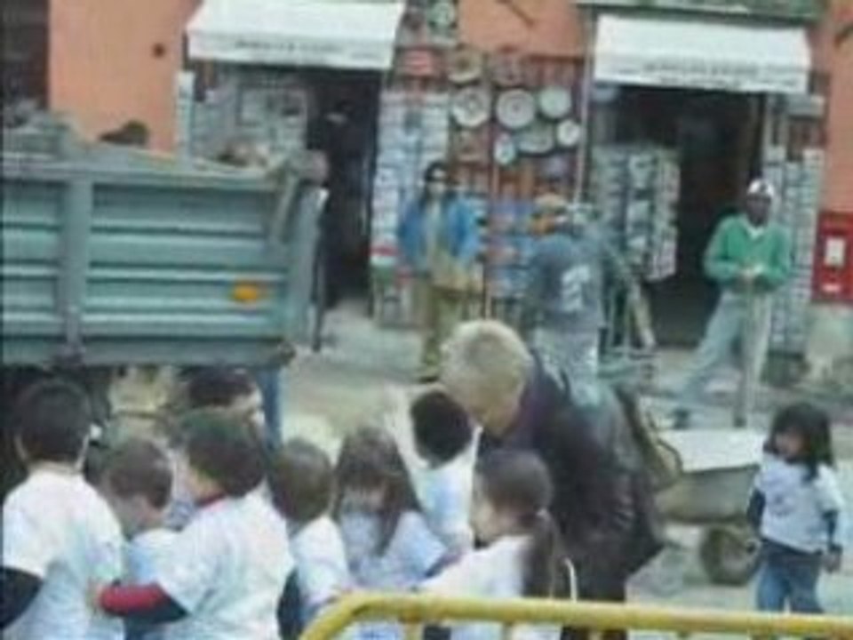 SERPENTE DI BAMBINI IN CODA -SNAKE CHILDREN IN QUEUE