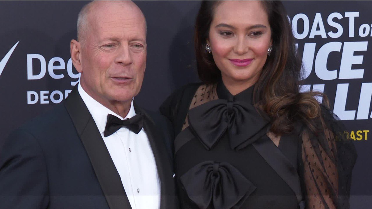 VOICI - Bruce Willis malade : sa femme Emma Heming dévoile un bouleversant cliché de l'acteur avec leur fille Mabel