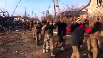 Ukrayna'da bir ilk! Yüzlerce asker Ruslara teslim oldu