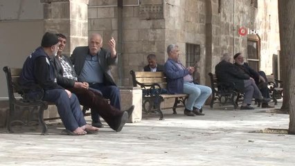 İftar vaktini cami avlusunda bekliyorlar