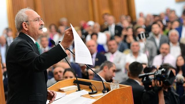 Kılıçdaroğlu, Sivaslı bir vatandaşın eline sıkıştırdığı notu okuyup öğretmen ve sağlıkçılara atama sözü verdi