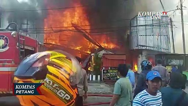 10 Bangunan di Samping Diana Mal Timika Terbakar, 4 Unit Mobil Pemadam Kebakaran Diterjunkan