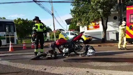 Motociclista fica ferida em forte colisão com carro atrás da rodoviária