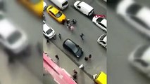 Taksiciyle müşteri sokak ortasında yumruk yumruğa kavga etti