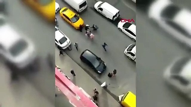 Taksiciyle müşteri sokak ortasında yumruk yumruğa kavga etti