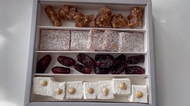 Gönüllü gençler çat kapı ev ziyaretleriyle iftar sofralarını tatlandırıyor