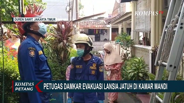 Jatuh di Kamar Mandi, Proses Evakuasi Seorang Lansia Berusia 67 Tahun Berlangsung Dramatis!
