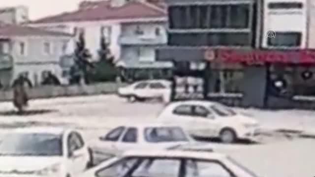 Bursa'da otomobille çarpışan motosikletin sürücüsü yaralandı