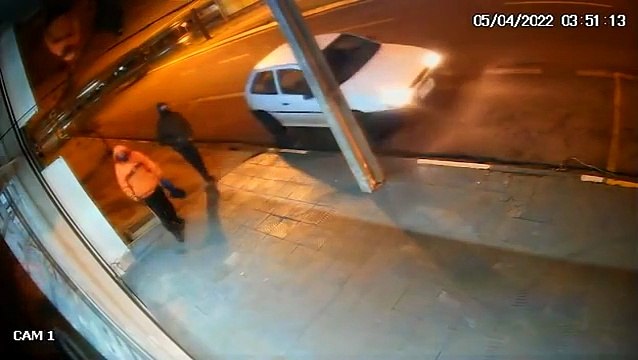 Bandidos utilizam veículo furtado em Cascavel para arrombar mais uma empresa de celulares em Toledo; veja o vídeo