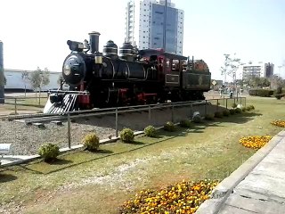 locomotiva em exposição na cidade de ponta grossa/pr
