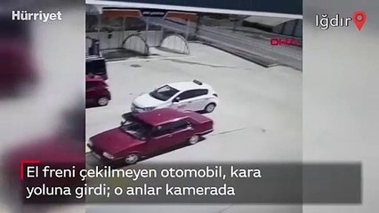 El freni çekilmeyen otomobil, kara yoluna girdi; o anlar kamerada