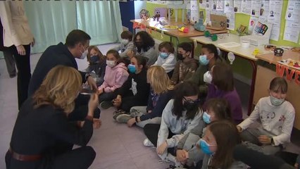 Pedro Sánchez asiste, con las ministras de Educación y Ciencia, a la presentación de un exoesqueleto