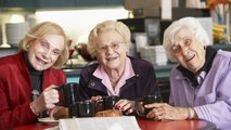 Oubliez les maisons de retraite, une nouvelle tendance émerge : vieillir avec ses amis