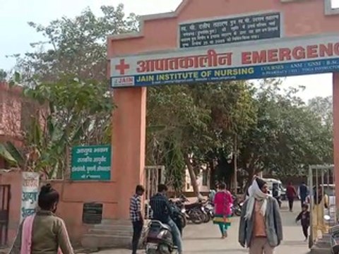 फोकट का उपचार बना आफत: पोलिंग बूथ जैसी लंबी कतार