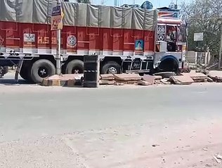 बिजली के पोल को हटाया तक नहीं और बिछा दी सीसी रोड