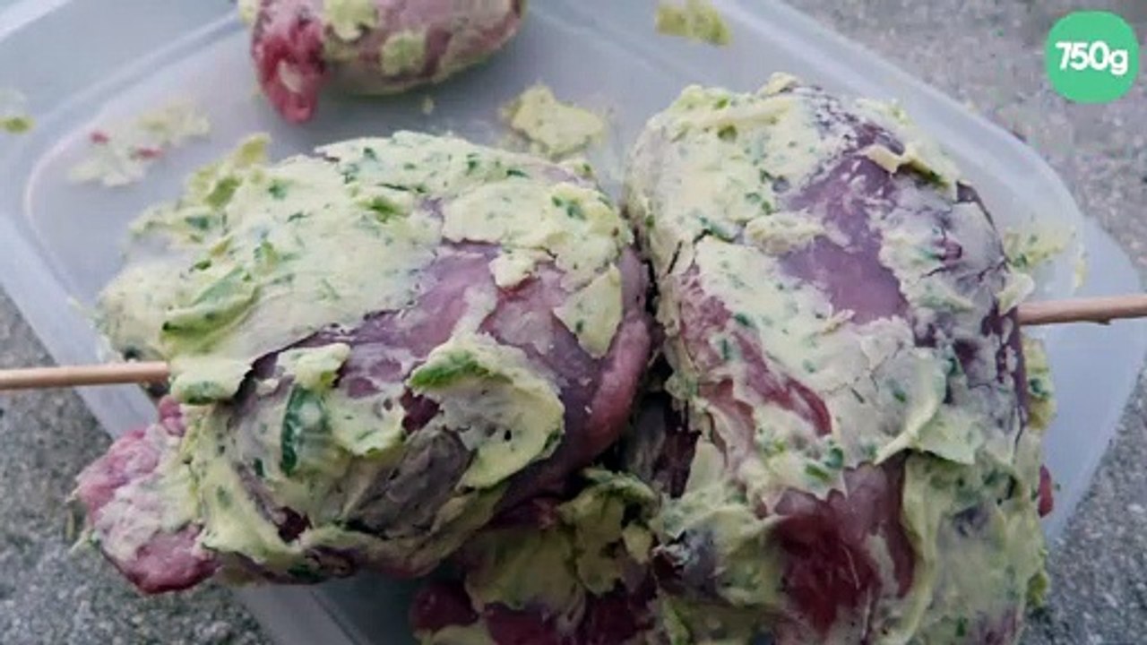 Brochettes de joues de porc façon maître d'hôtel