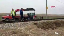 Tarla sürerken raya çıkarılan traktöre tren çarptı