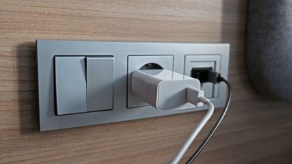 Ladekabel von Steckdose abziehen: Spart man damit wirklich Strom?