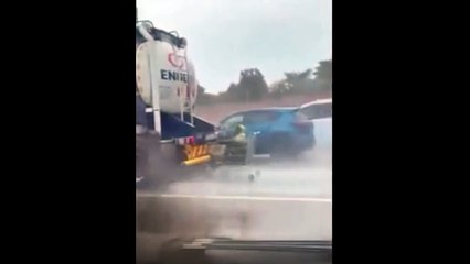 Polis her yerde bu kendini bilmez şahsı arıyor!