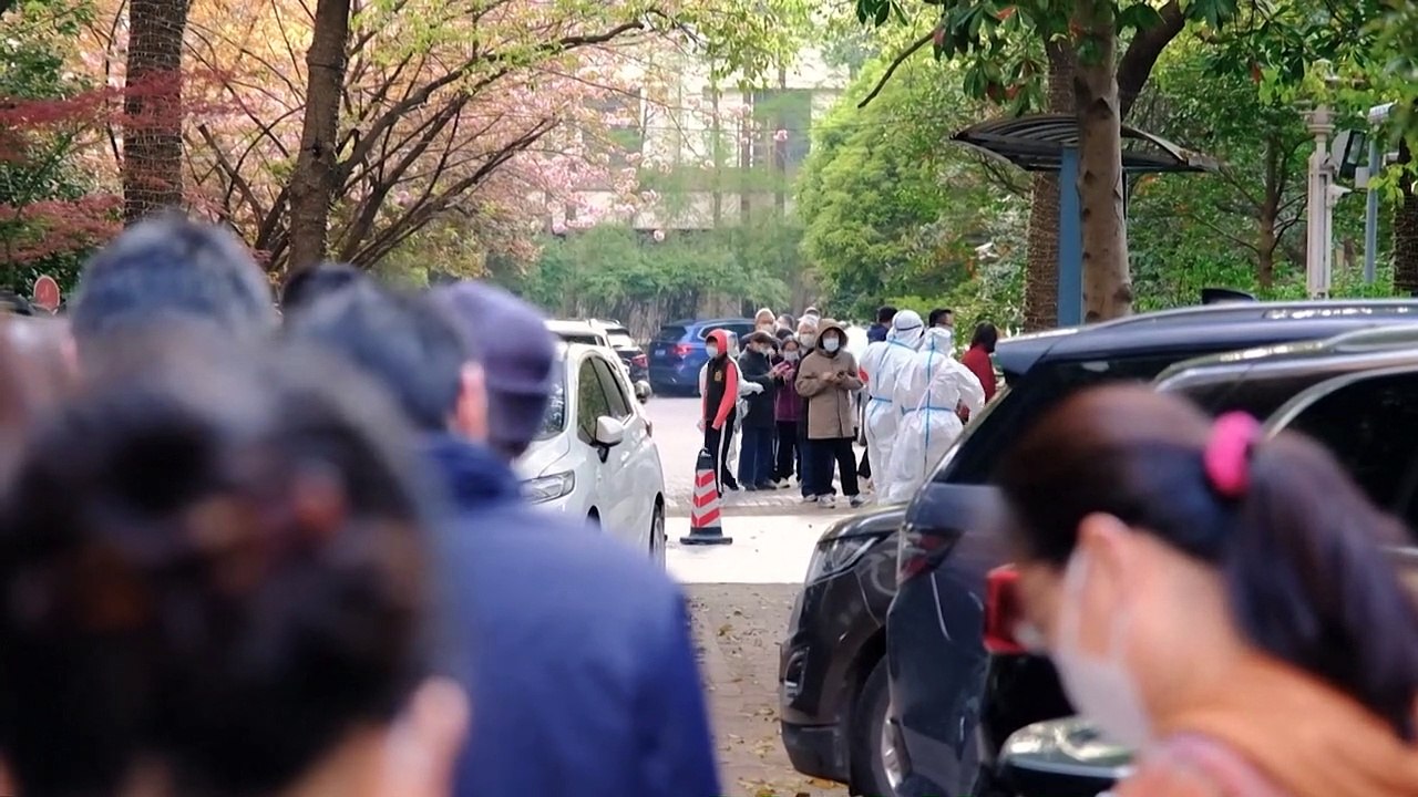 سكان شنغهاي يجرون فحوص كوفيد-19 وسط الإغلاق