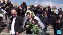 Guerre en Ukraine : à Kharkiv, un mariage entre ruines et souterrains pour garder espoir