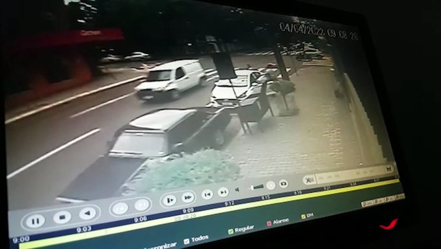 Vídeo mostra motociclista sendo arremessado na via após colisão com utilitário no Centro