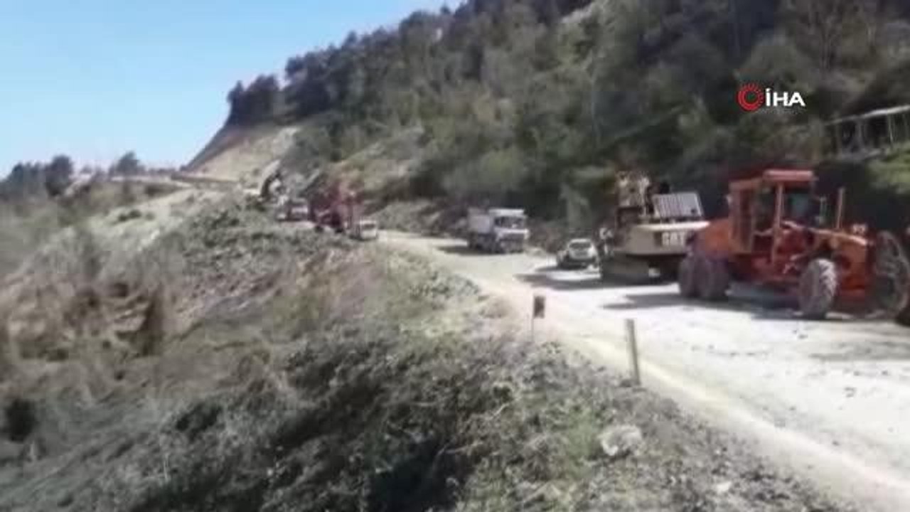Heyelan nedeniyle kapanan Kastamonu-Çatalzeytin karayolunda çalışmalar sürüyor