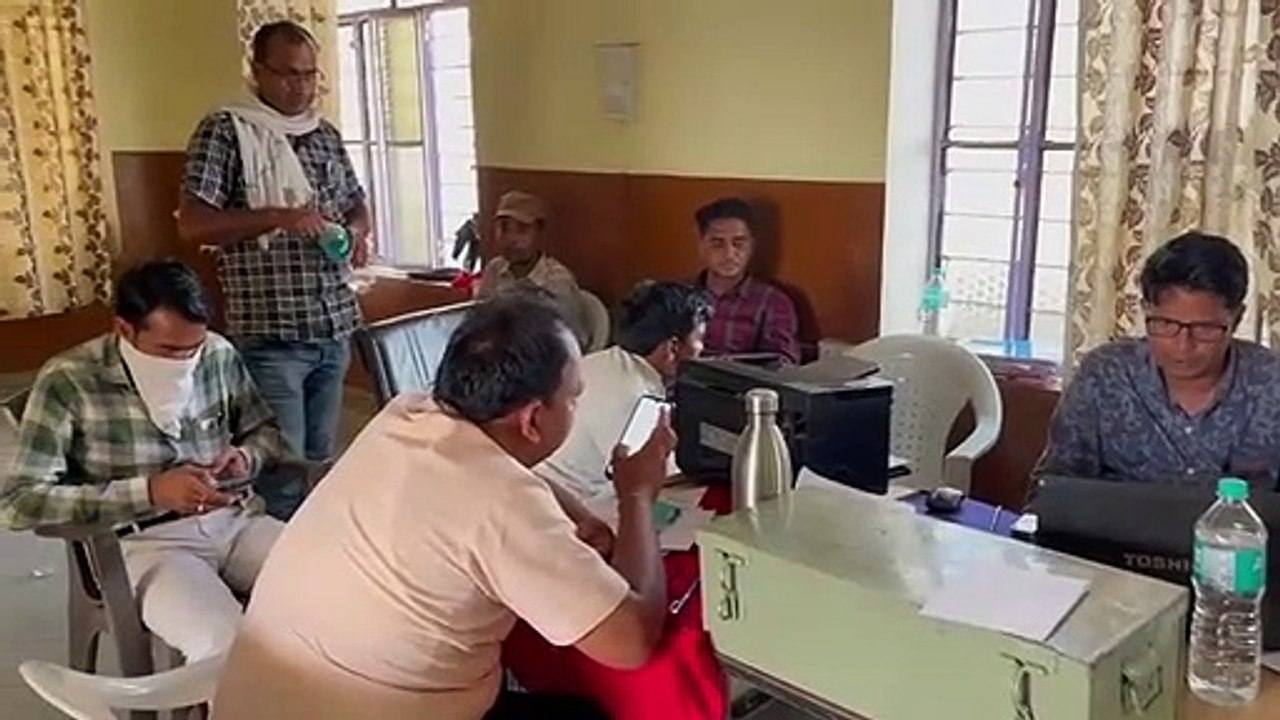 20 हजार रुपए की रिश्वत लेते कनिष्ठ सहायक को पकड़ा