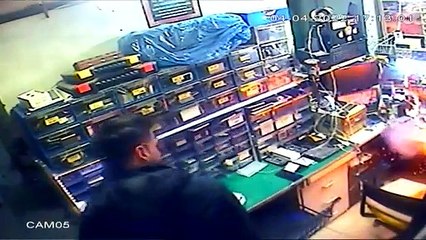 Telefon bomba gibi patladı! Şaşkına çeviren görüntü