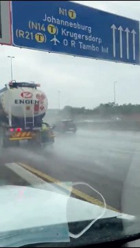 Un homme dans un caddie est accroché à un camion sur l'autoroute... très risqué