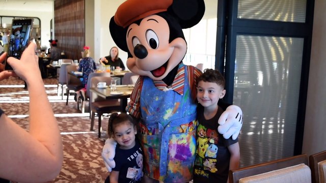 Breakfast at Topolino's Terrace | Vloggentary (Dining Experience)