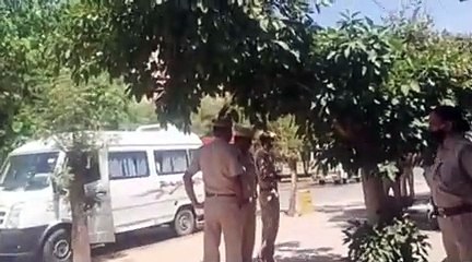 Скачать видео: Bomb in AIIMS: एम्स में कार में सूटकेस के बम की सूचना! video में जानें फिर क्या हुआ