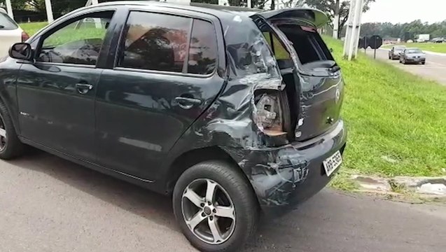 Carro e caminhão se envolvem em colisão no Trevo da Portal, em Cascavel