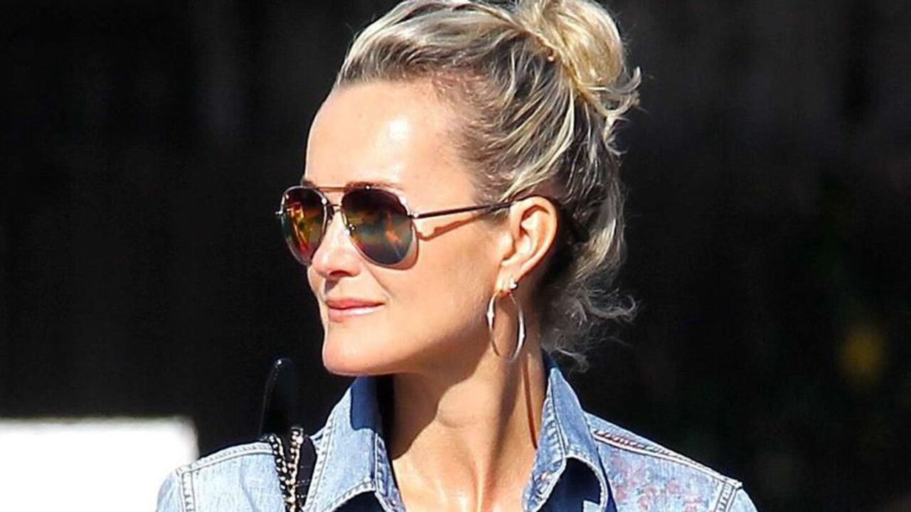 GALA VIDEO : Laeticia Hallyday omniprésente ? Elle valide même les émissions sur Johnny