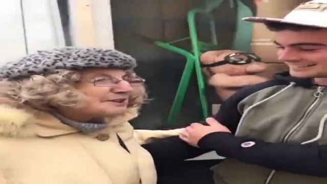 GALA VIDEO - Clément Remiens (DALS 9) assailli par une petite mamie totalement sous son charme