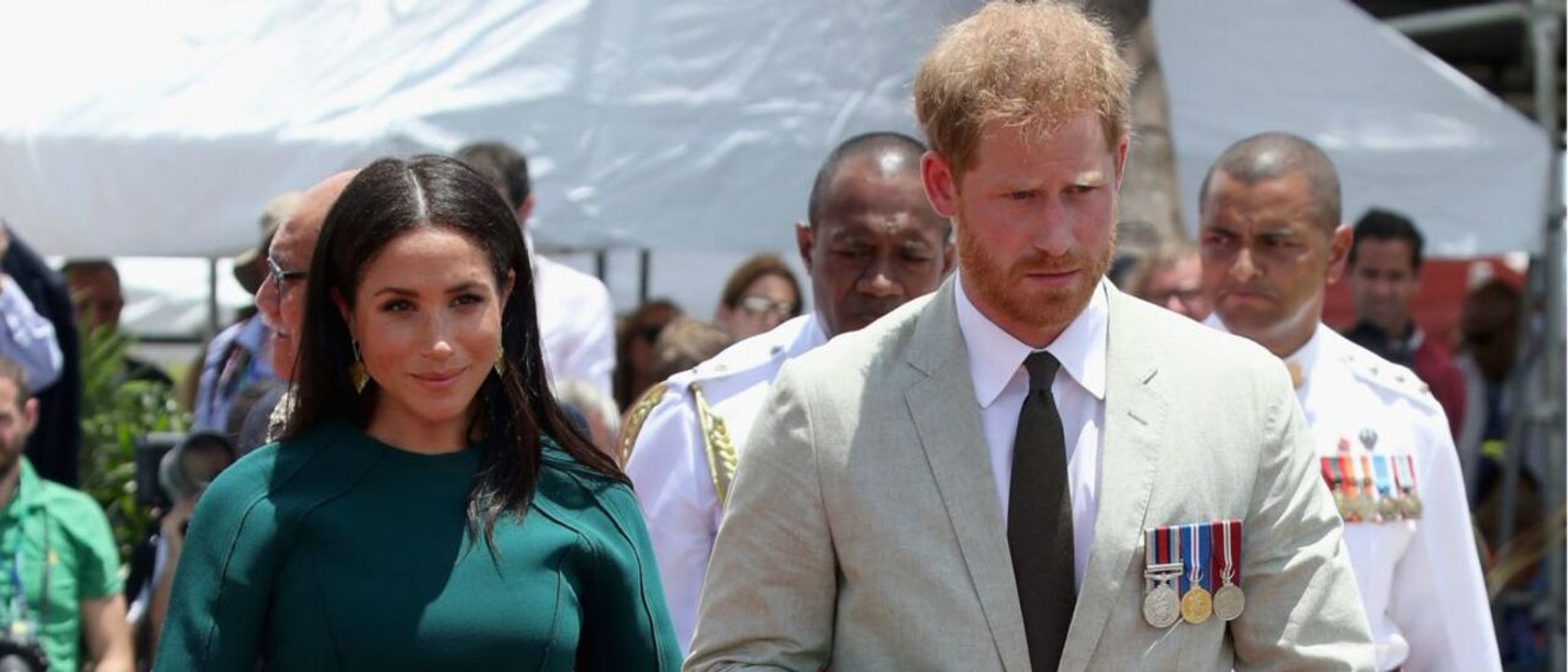 GALA VIDEO - Pourquoi Meghan Markle marche toujours quelques pas derrière son mari Harry ?