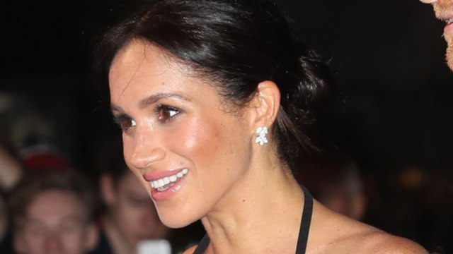 GALA VIDEO – Meghan Markle rayonnante affiche son ventre rond 6 mois tout juste après son mariage avec Harry