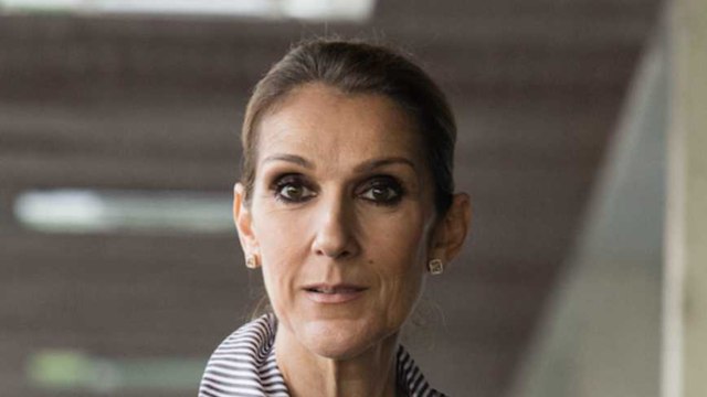 GALA VIDEO– Céline Dion ose la micro-robe en cuir et les cuissardes à franges