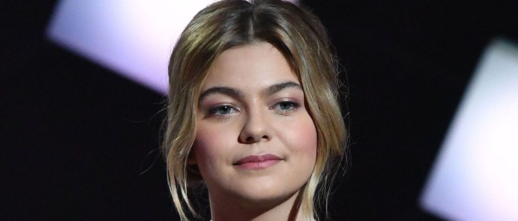 GALA VIDEO - Louane Fête Ses 22 Ans, Comment Elle a Fait Bloc Avec Ses Frère Et Soeurs Après La Disparition De Ses Parents (1)