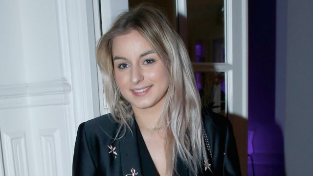 GALA VIDEO – Darina, la fille de Sylvie Vartan, dévoile ses jambes en micro-robe