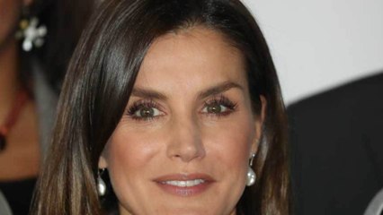 GALA VIDÉO – Letizia d'Espagne radieuse : elle adopte le liner coloré toute l'année